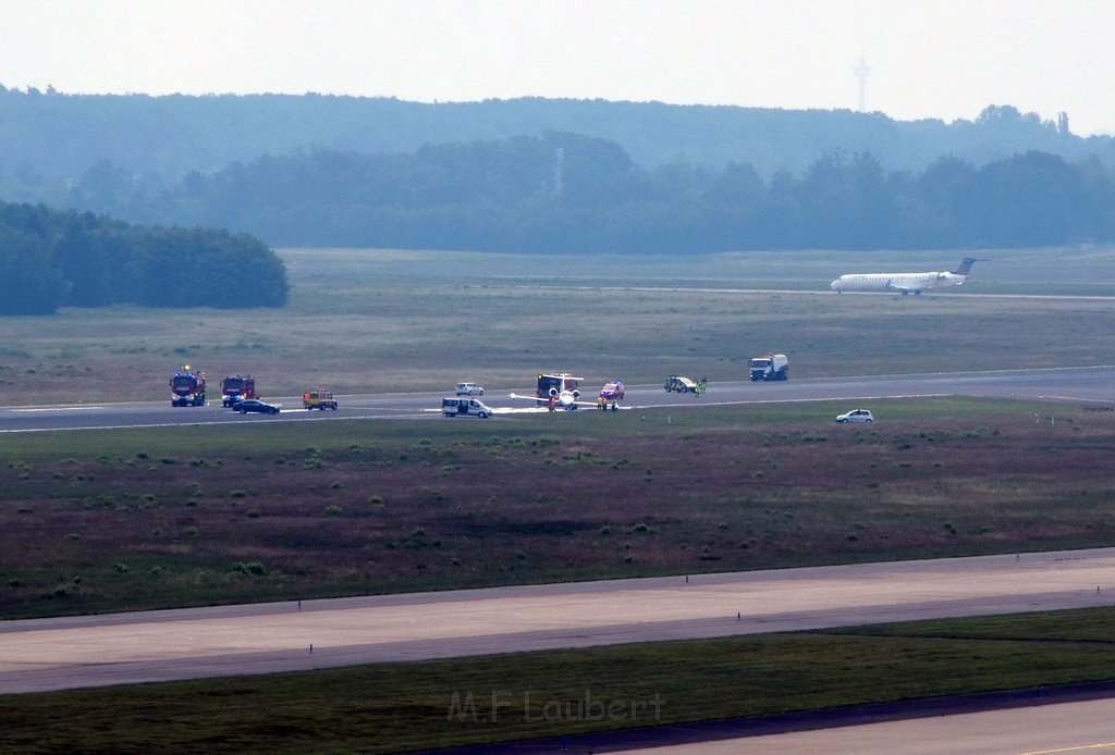 Startabruch Flugzeug Koeln Bonner Flughafen P480.JPG
